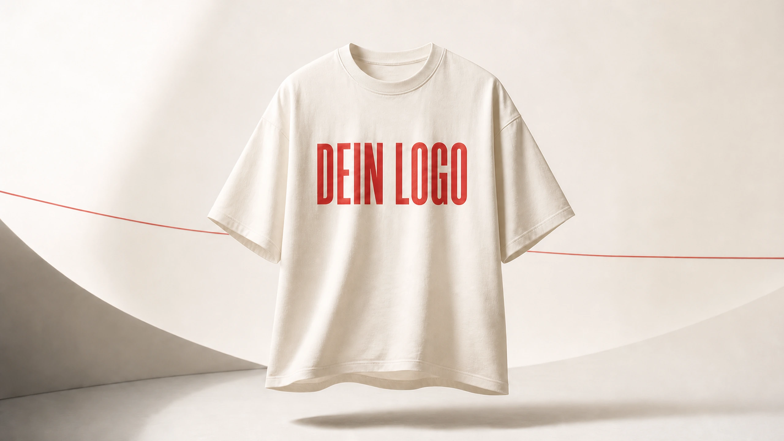 Cremefarbenes T-Shirt mit rotem Dein-Logo-Aufdruck in einer neutralen Atelierkulisse